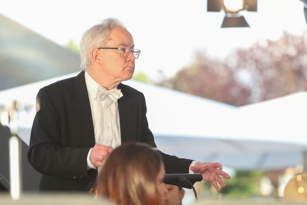 Dirigent Urs Bamert leitet das Orchester