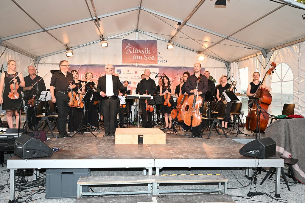 Das Sinfonieorchester Kanton Schwyz auf der Bühne am Hafen Lachen