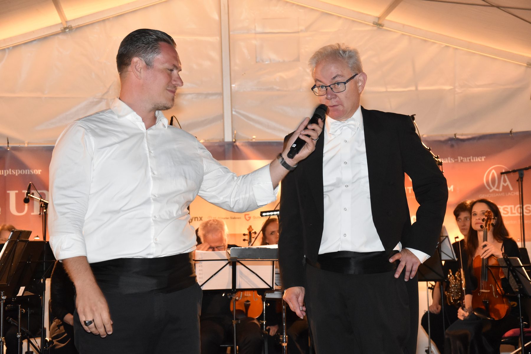 Bastian Kohl und Dirigent Urs Bamert. Foto: Johanna Mächler, March-Anzeiger