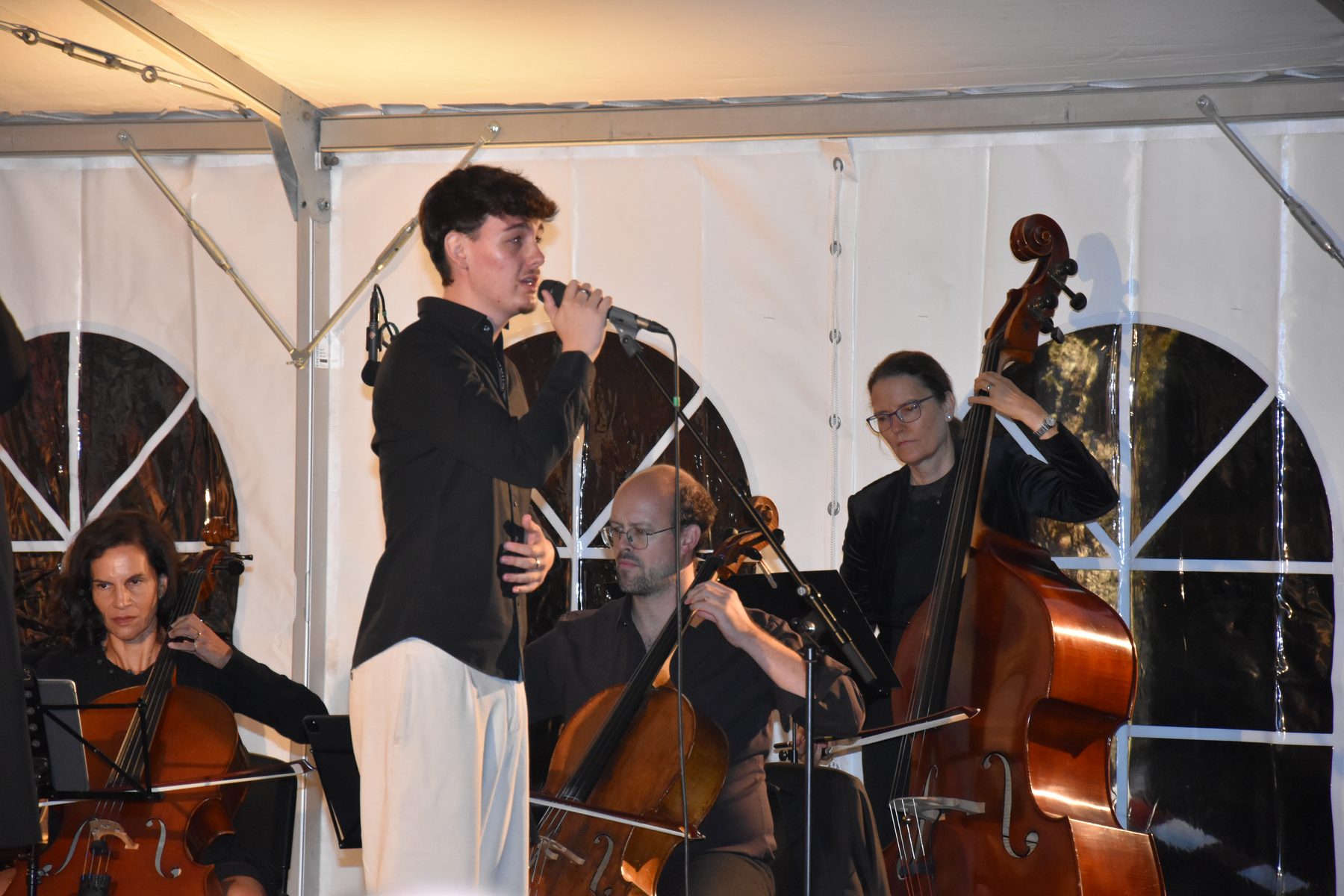 Marvin Kündig beim Gesang mit Orchester. Foto: Johanna Mächler, March-Anzeiger