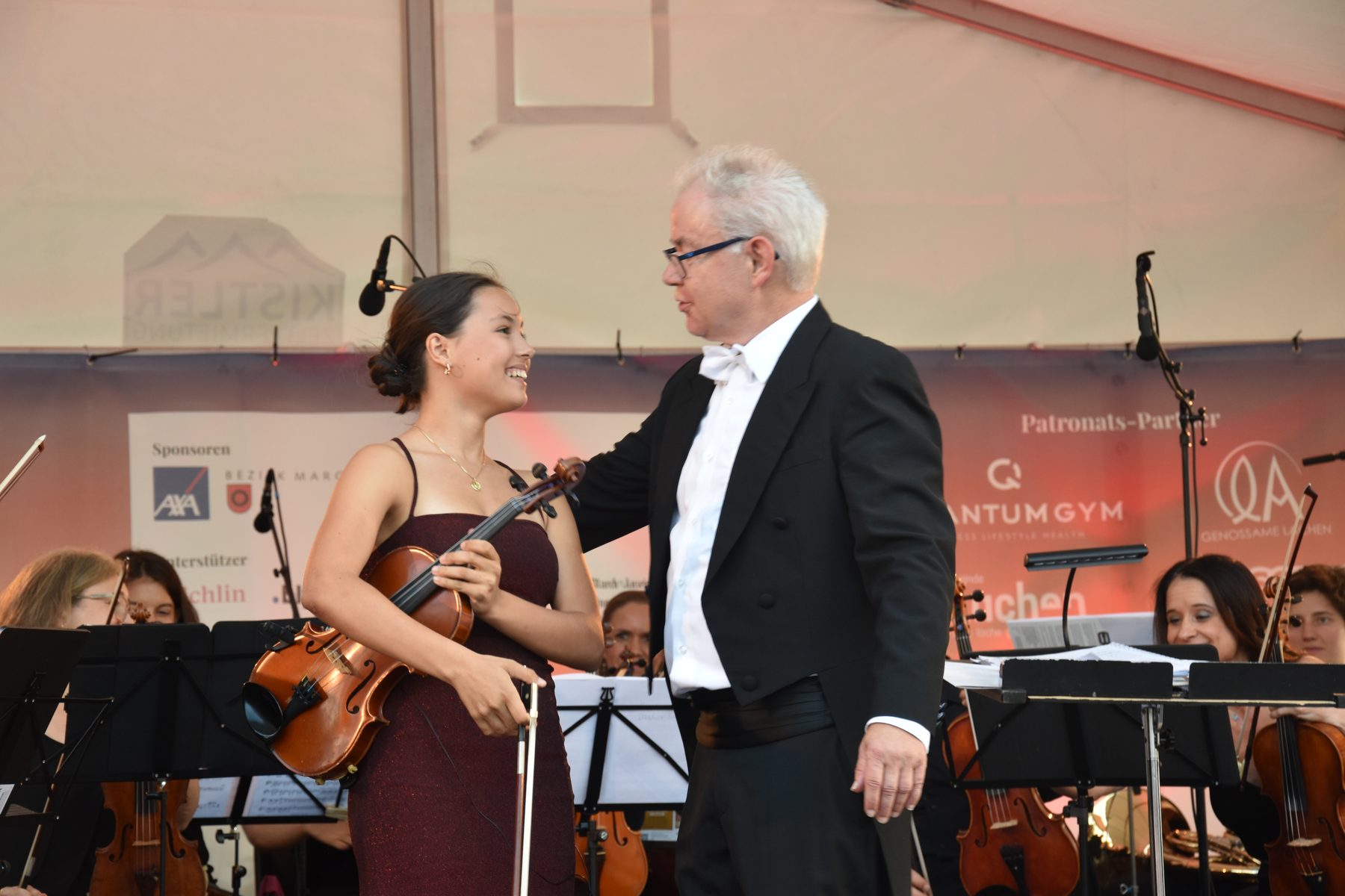 Soraya Jann und Urs Bamert auf der Bühne. Foto: Johanna Mächler, March-Anzeiger