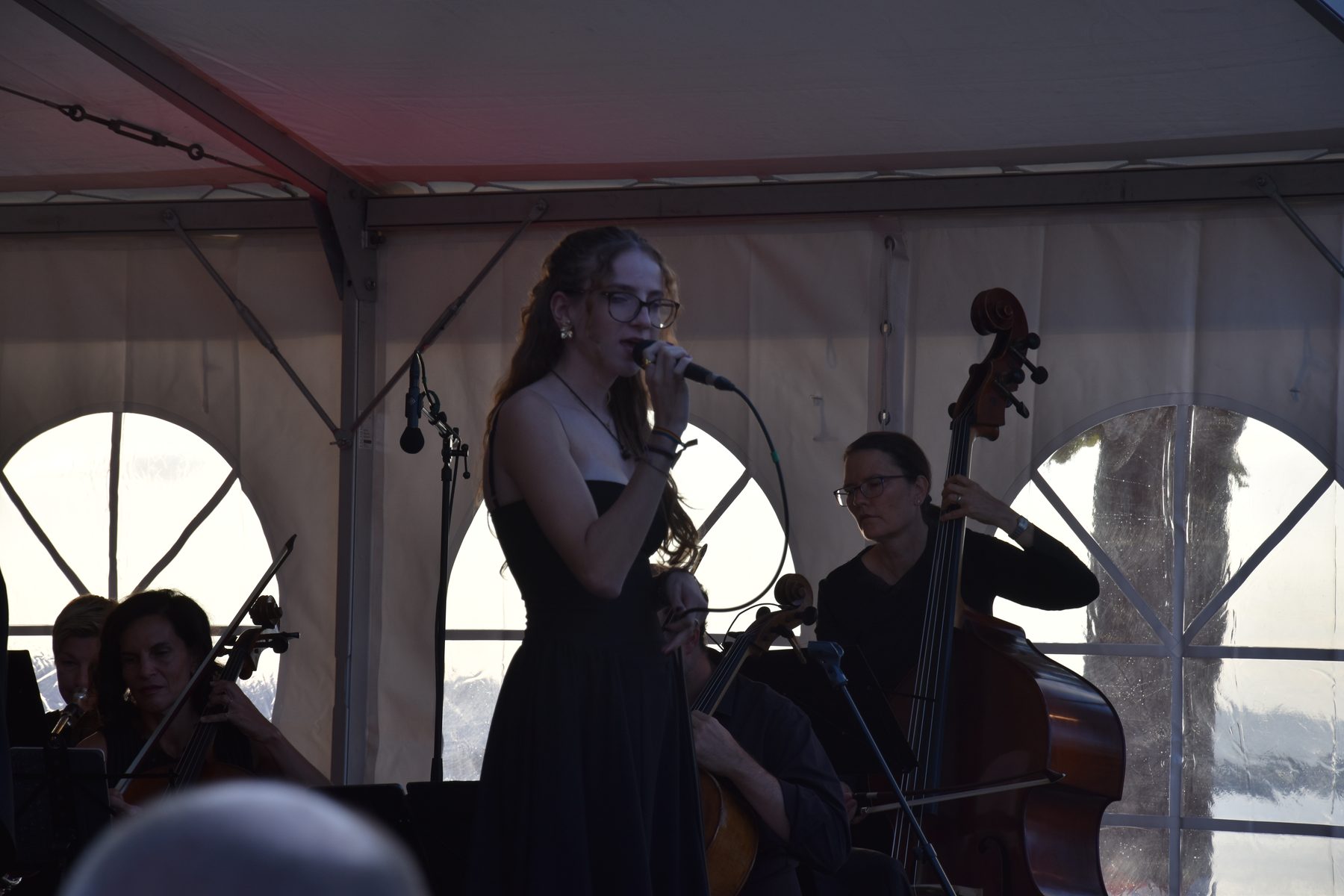 Tamara Hegner beim Gesang. Foto: Johanna Mächler, March-Anzeiger