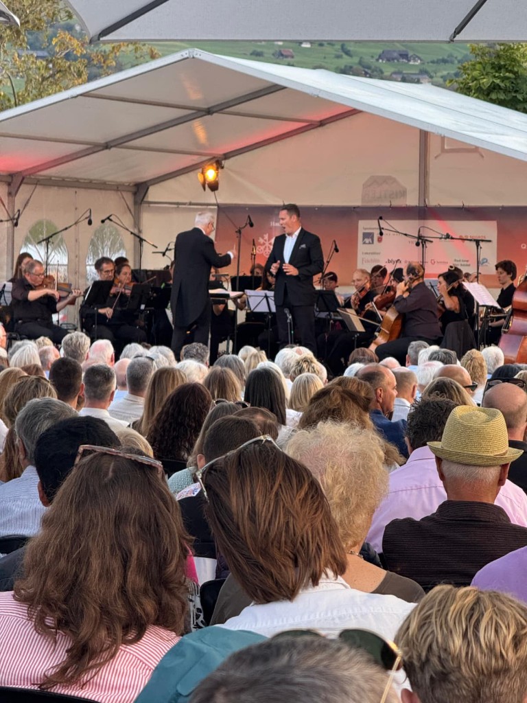 Sinfonieorchester Kanton Schwyz mit Dirigent und Solist auf der Open-Air-Bühne