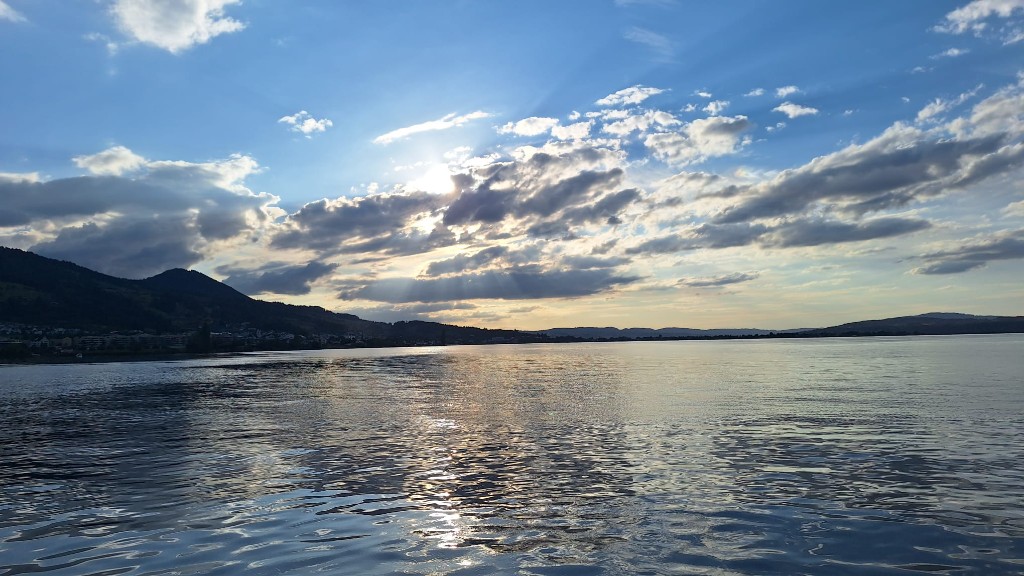 Abendstimmung über dem Zürichsee mit Sonnenstrahlen zwischen den Wolken