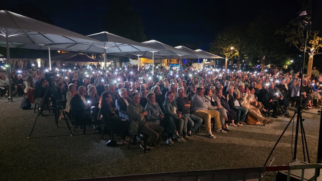Meer aus Handylichtern im Publikum am Abend